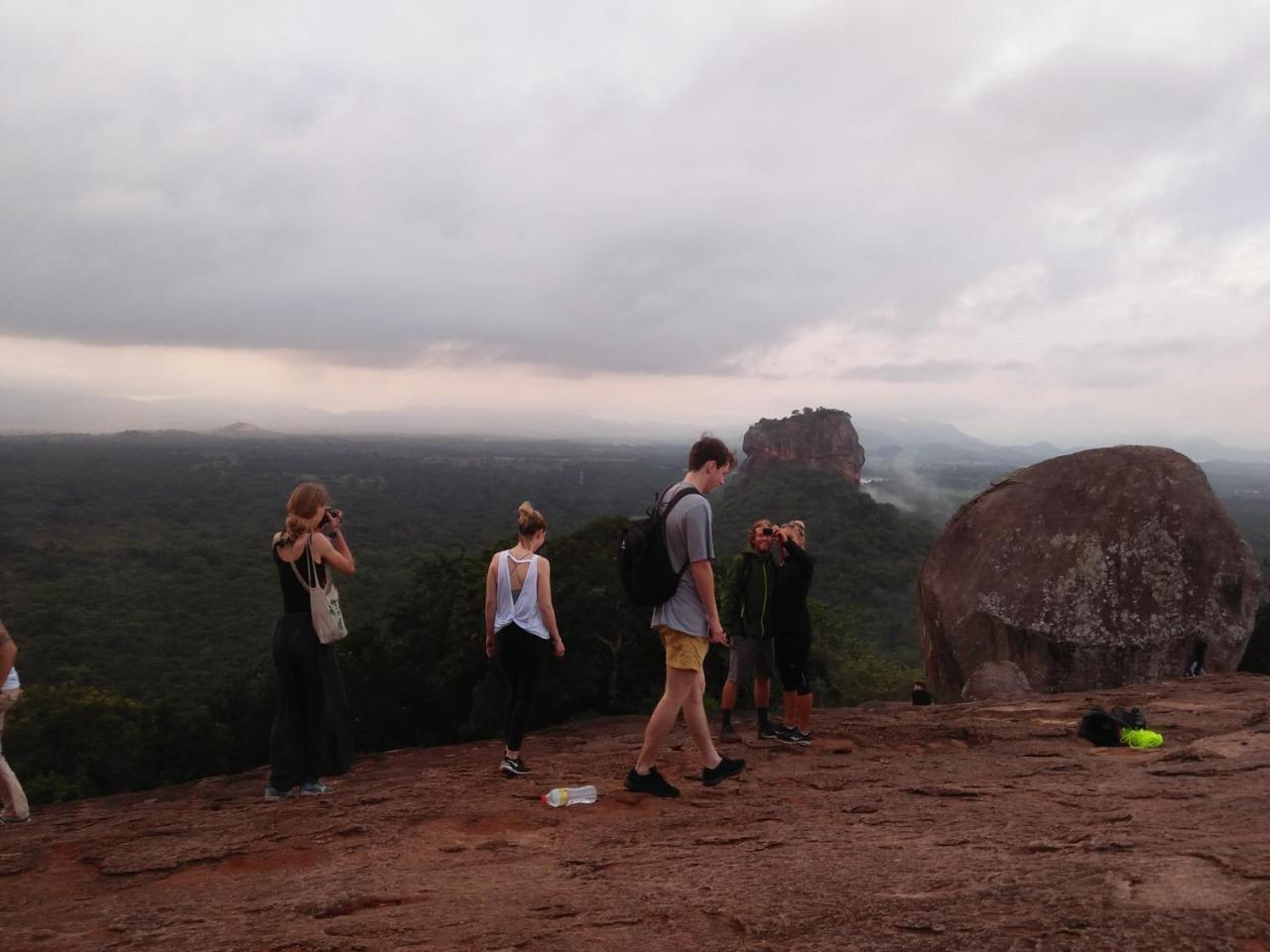 One More Night Hostel Sigiriya Eksteriør bilde