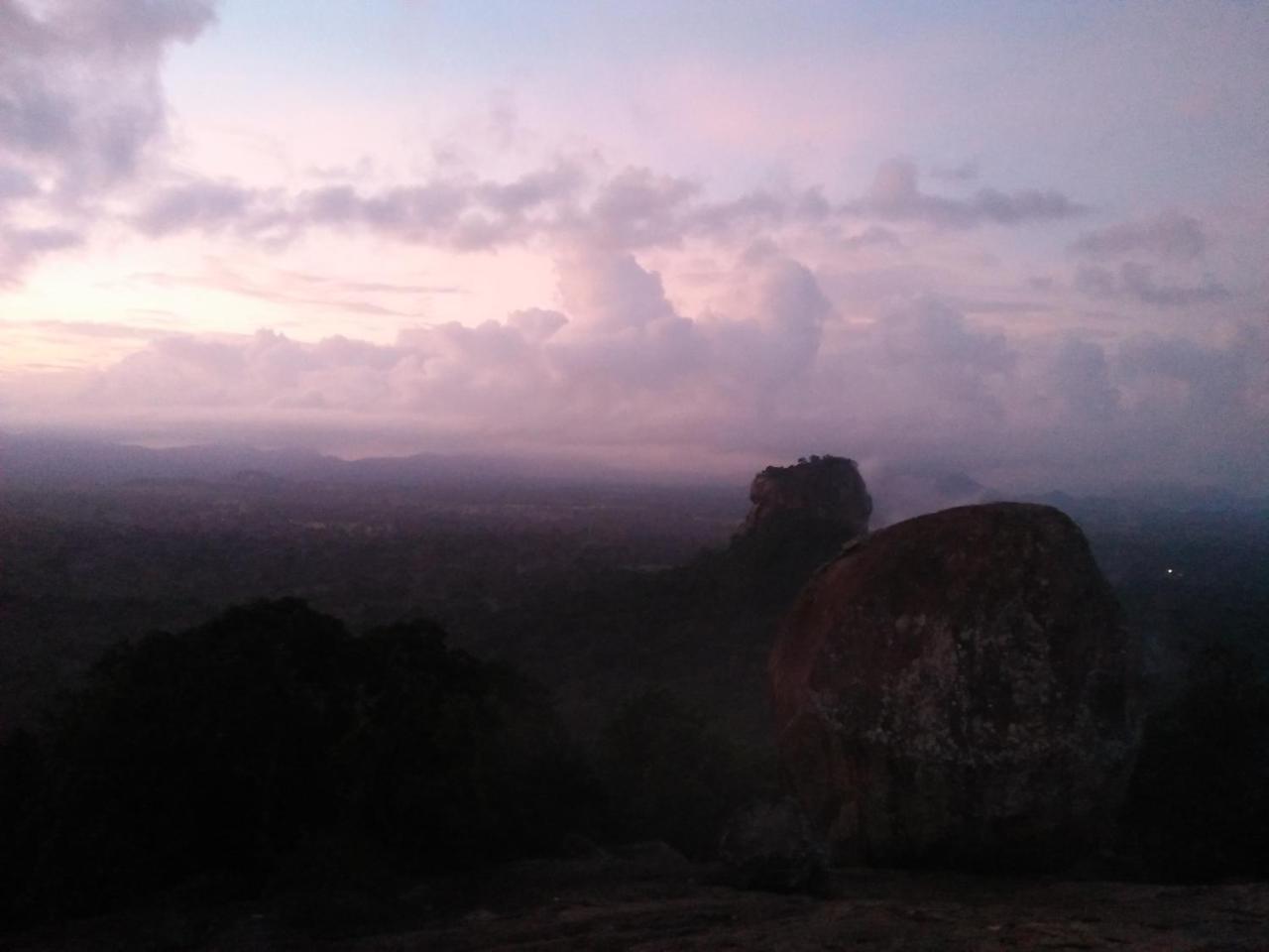 One More Night Hostel Sigiriya Eksteriør bilde