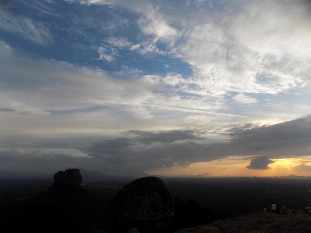 One More Night Hostel Sigiriya Eksteriør bilde